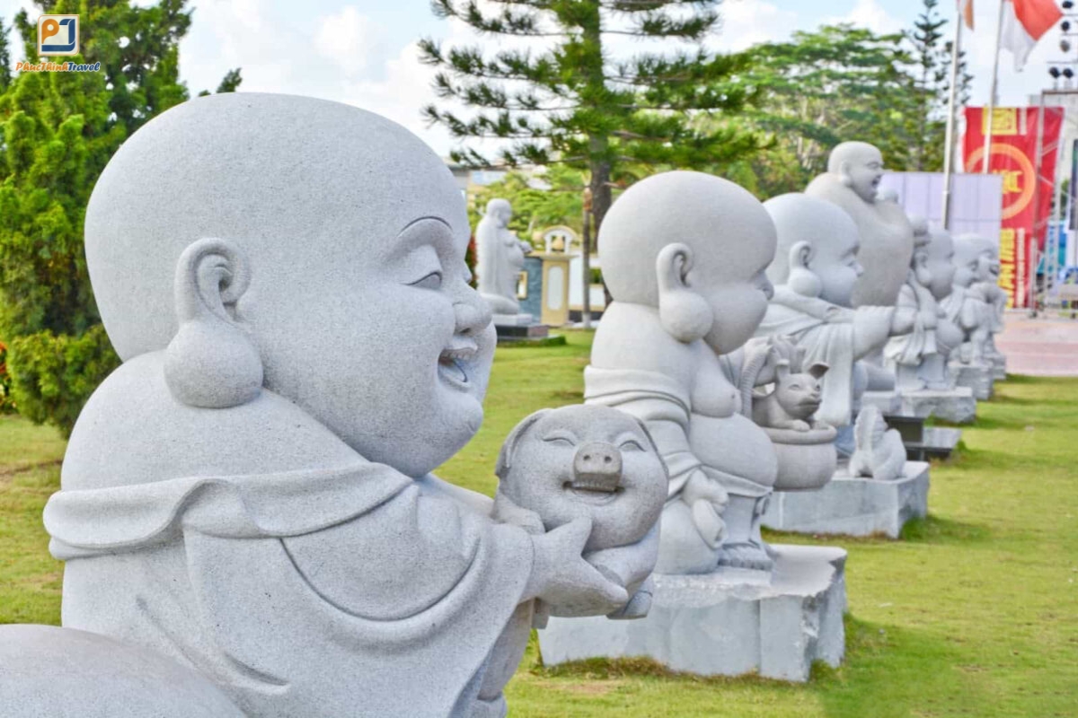 Maha Vihara Duta Maitreya là nơi linh thiêng mà du khách không thể bỏ qua khi đến Batam 