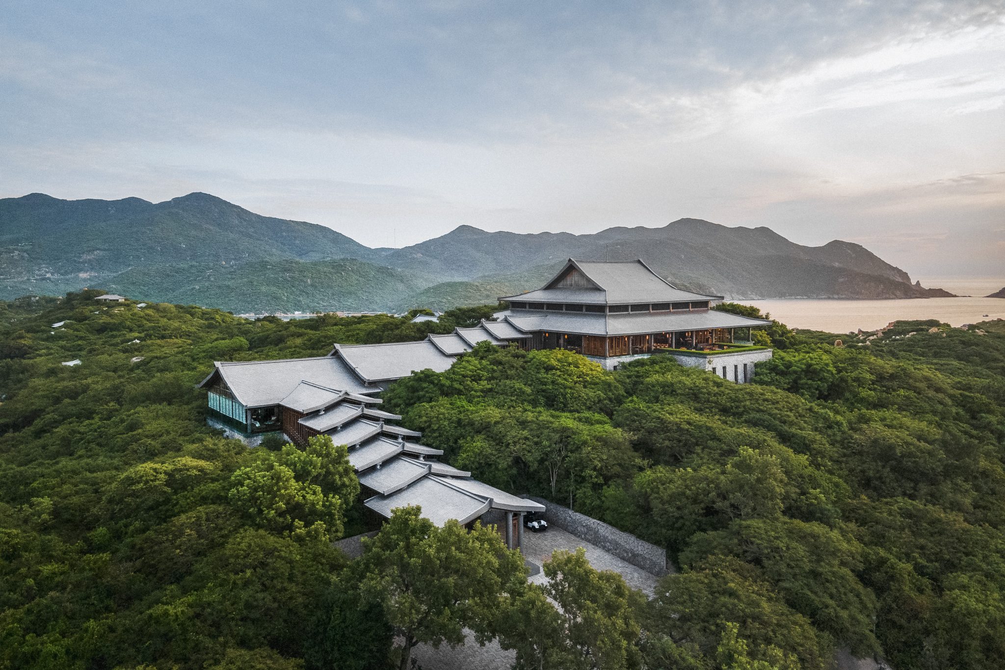 Khu sảnh Central Pavilion với nhà hàng chính, bar và thư viện