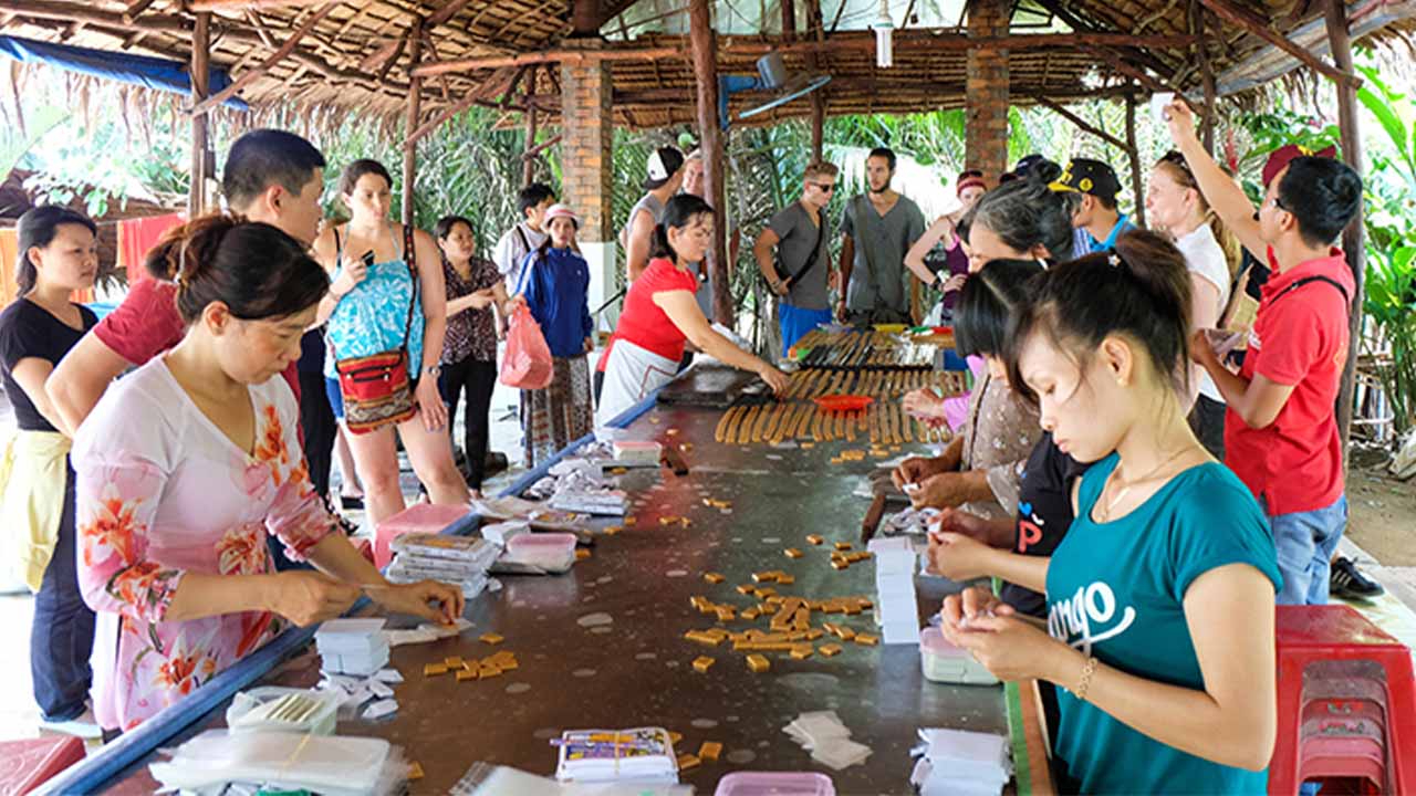Làng nghề kẹo dừa (Bến Tre)